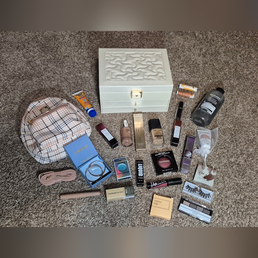 NWT 24 Item MakeUp, Jewrely&Box, Mini Plaid Bookbag & So Much More & Extra Gift
